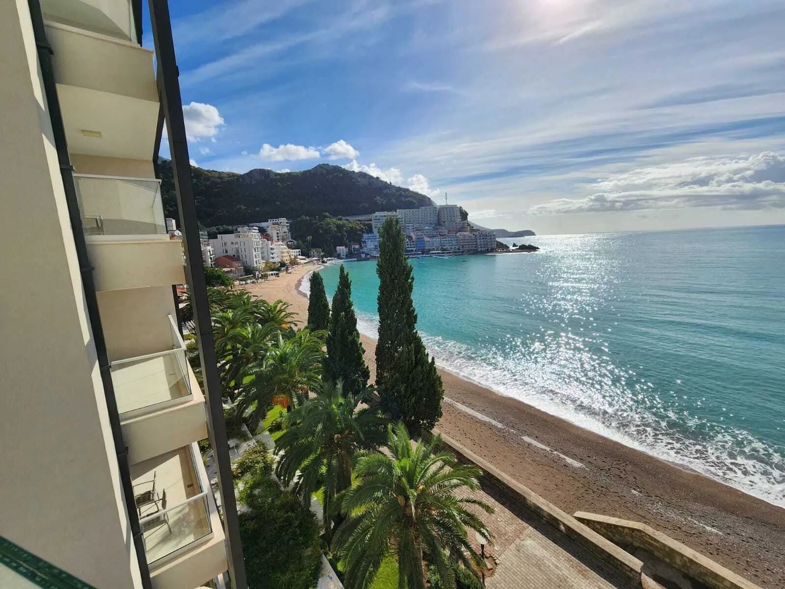 Zu verkaufen ist eine helle Wohnung in Rafailovici mit Panoramablick auf das Meer